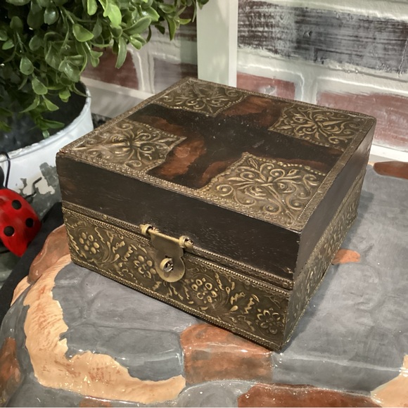Other - 🟤 Vintage - Beautifully crafted solid wood, brass/metals Jewelry / Keepsake Box